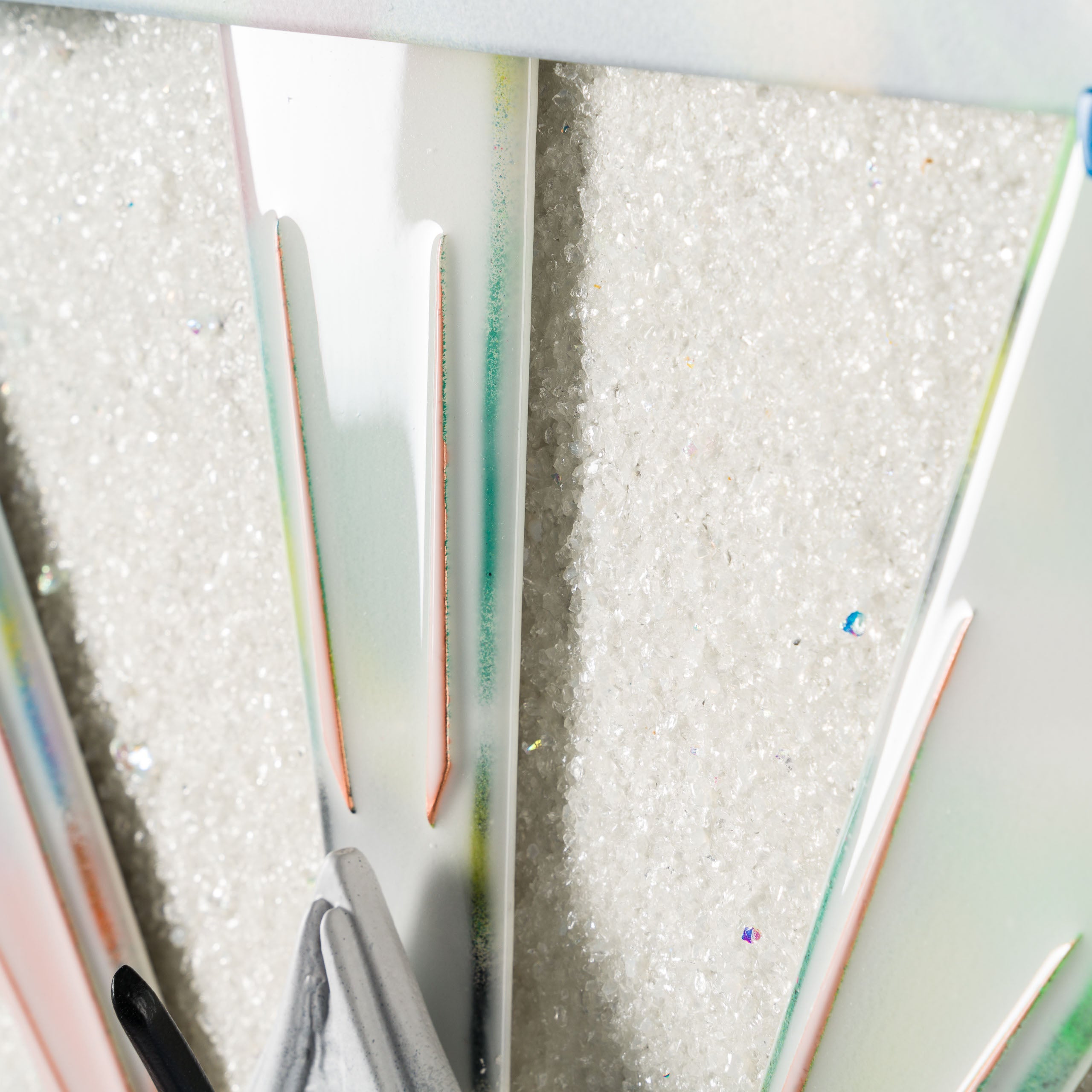 DLN ORI POR 30585 6 Stay Lucky (Spray Cans White)