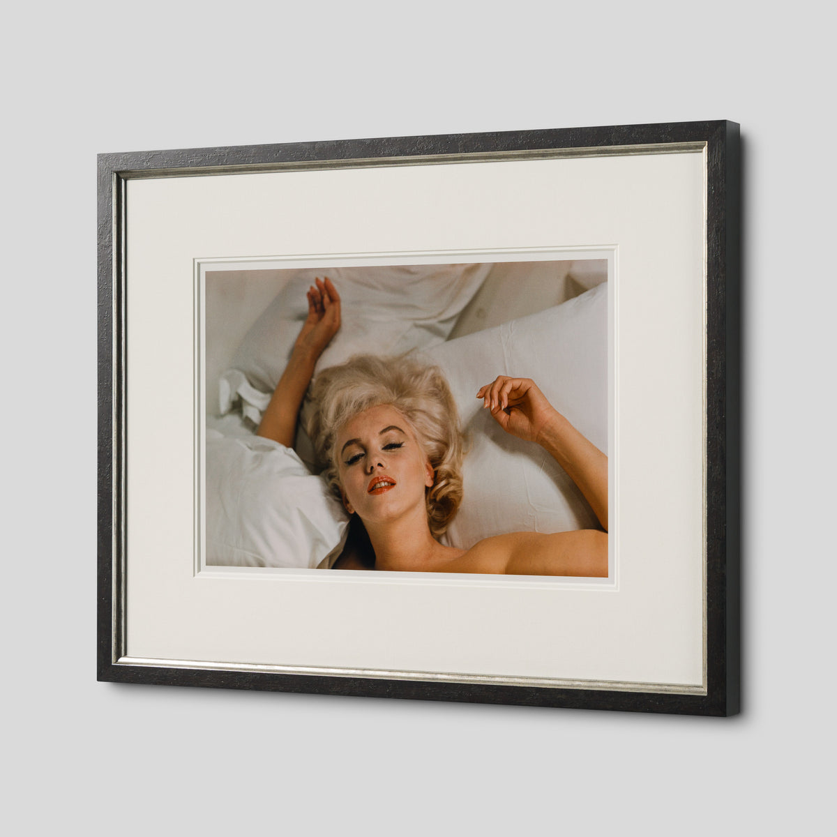 EAR CLOSE UP STUDIO SHOT (7A) COL (SML) 2