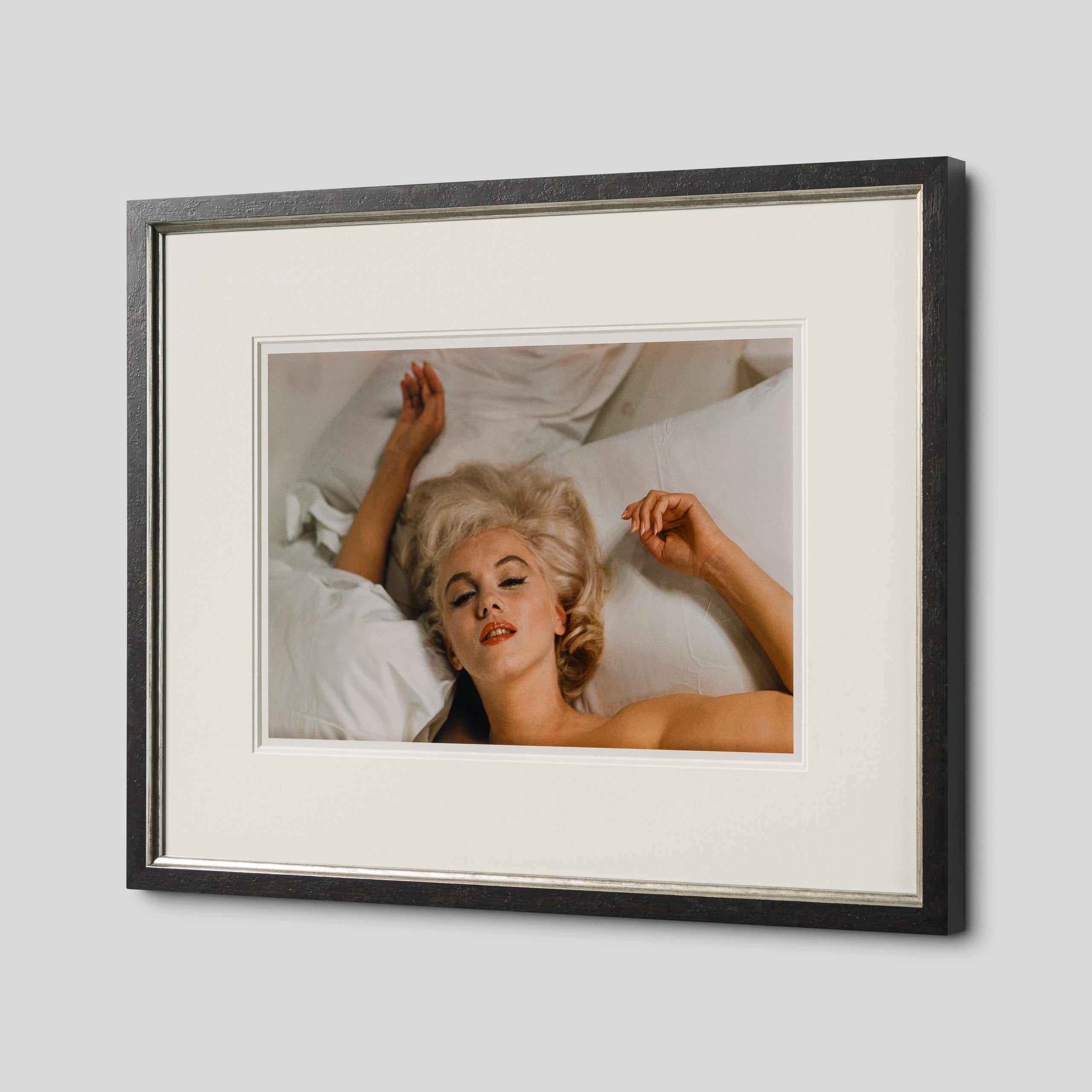 EAR CLOSE UP STUDIO SHOT (7A) COL (SML) 2