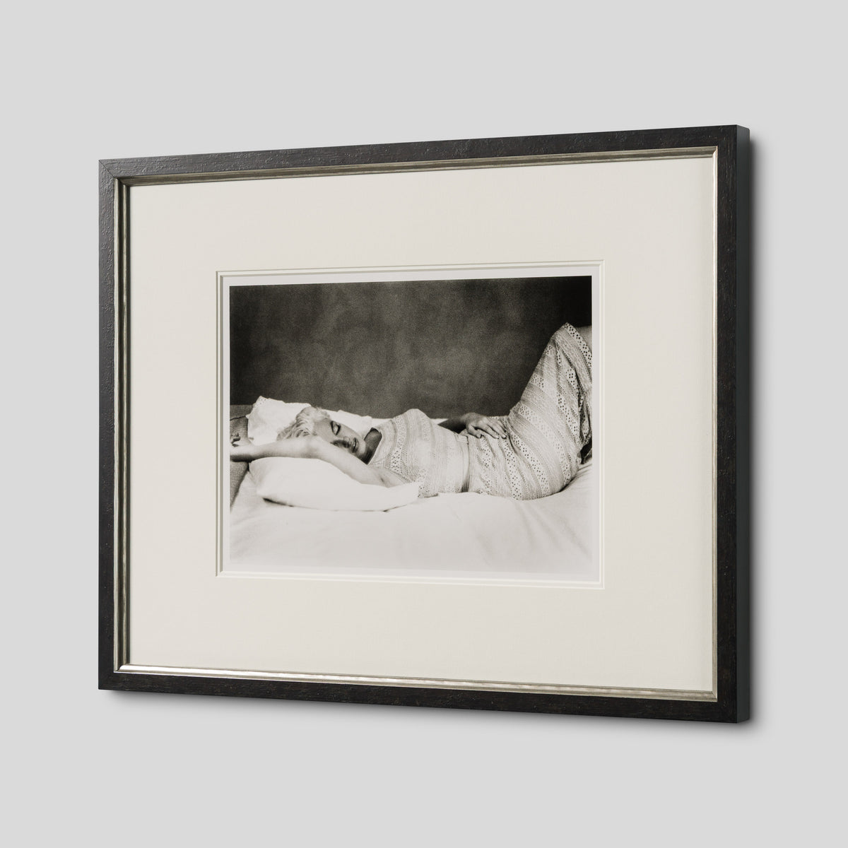 EAR RESTING AFTER A PLANE JOURNEY (23A) SML 2