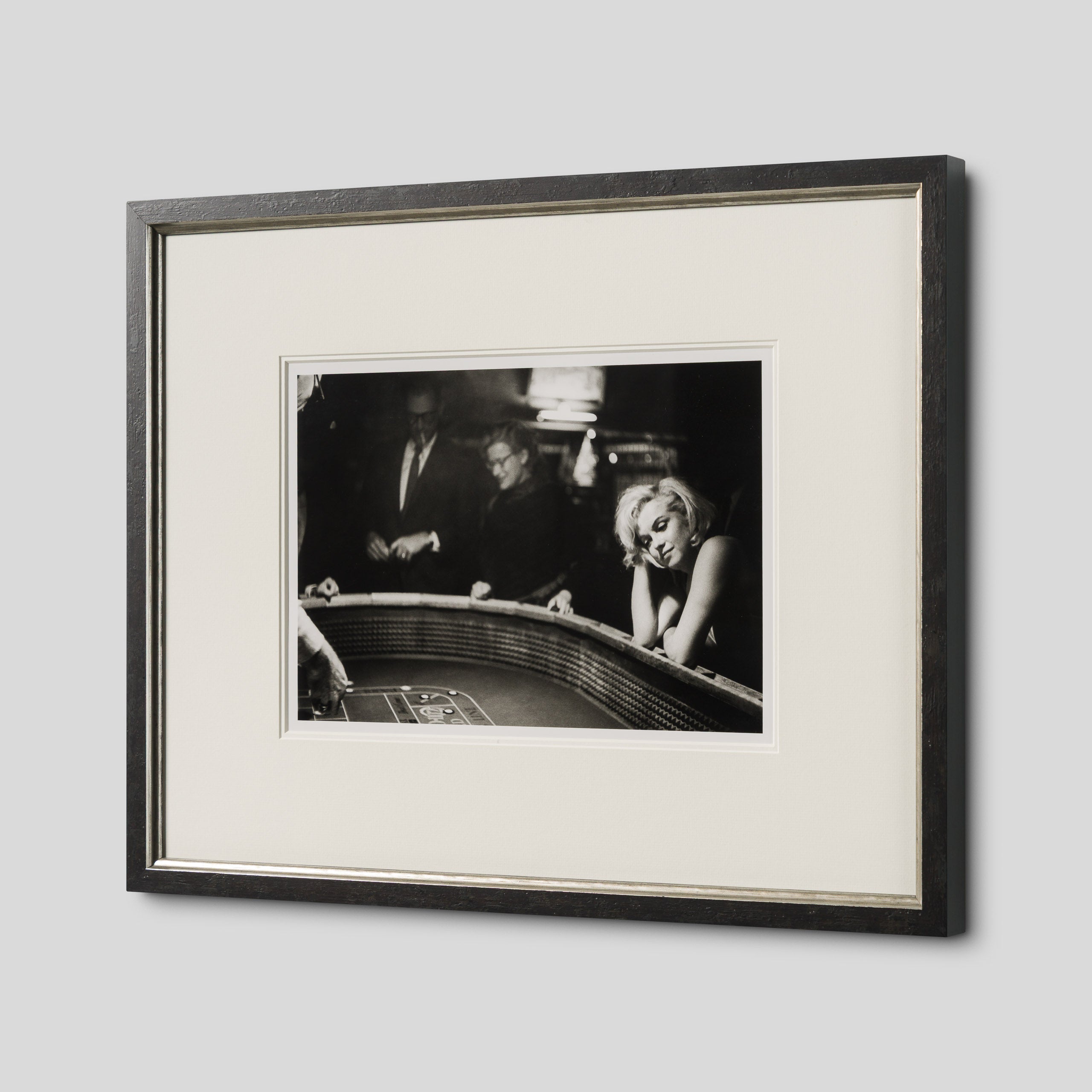 EAR THE CAST & CREW AT THE CASINO (22A) SML 2