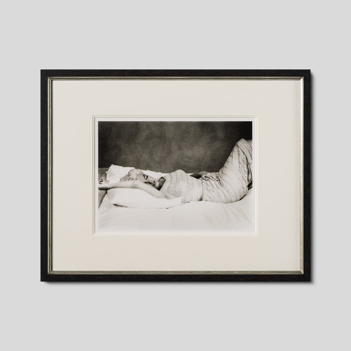 EAR RESTING AFTER A PLANE JOURNEY (23A) SML 1 