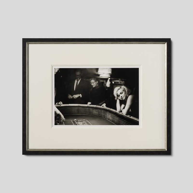 EAR THE CAST & CREW AT THE CASINO (22A) SML 1 