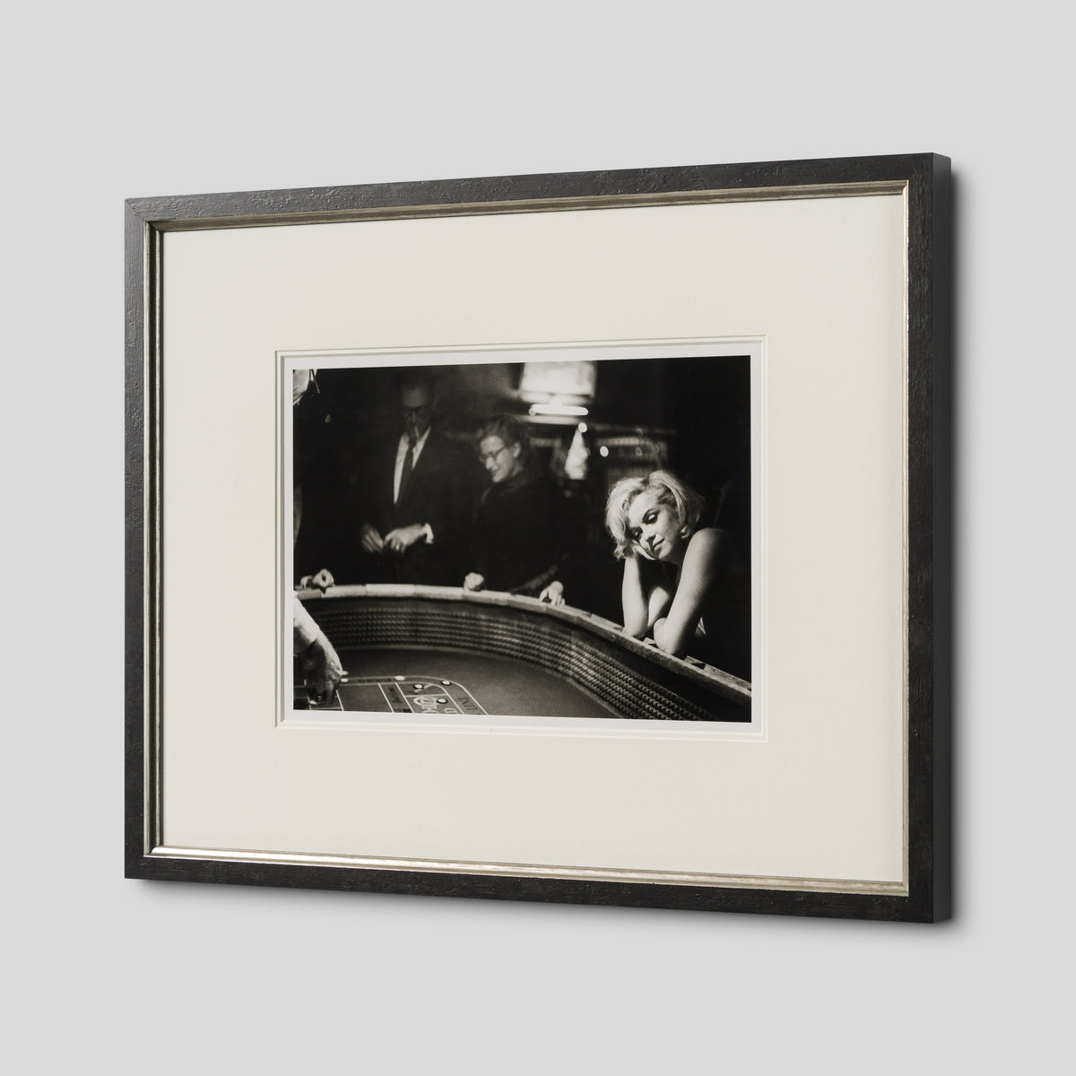 EAR THE CAST & CREW AT THE CASINO (22A) SML 2 