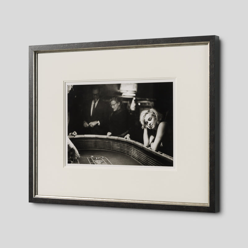 EAR THE CAST & CREW AT THE CASINO (22A) SML 2 