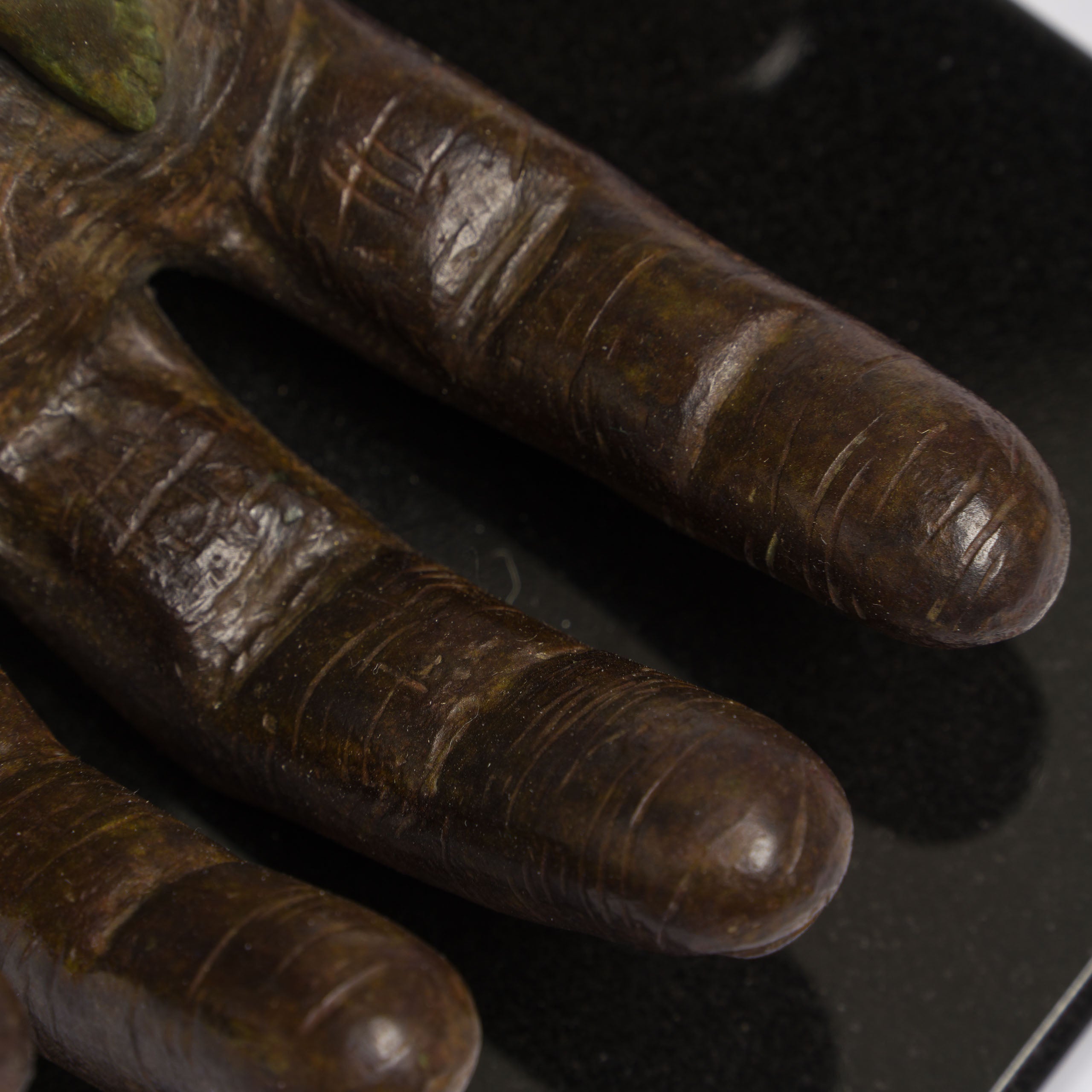 LQU SCU POR 95339 THE HAND OF GOD (BRONZE) (40CM) 10 