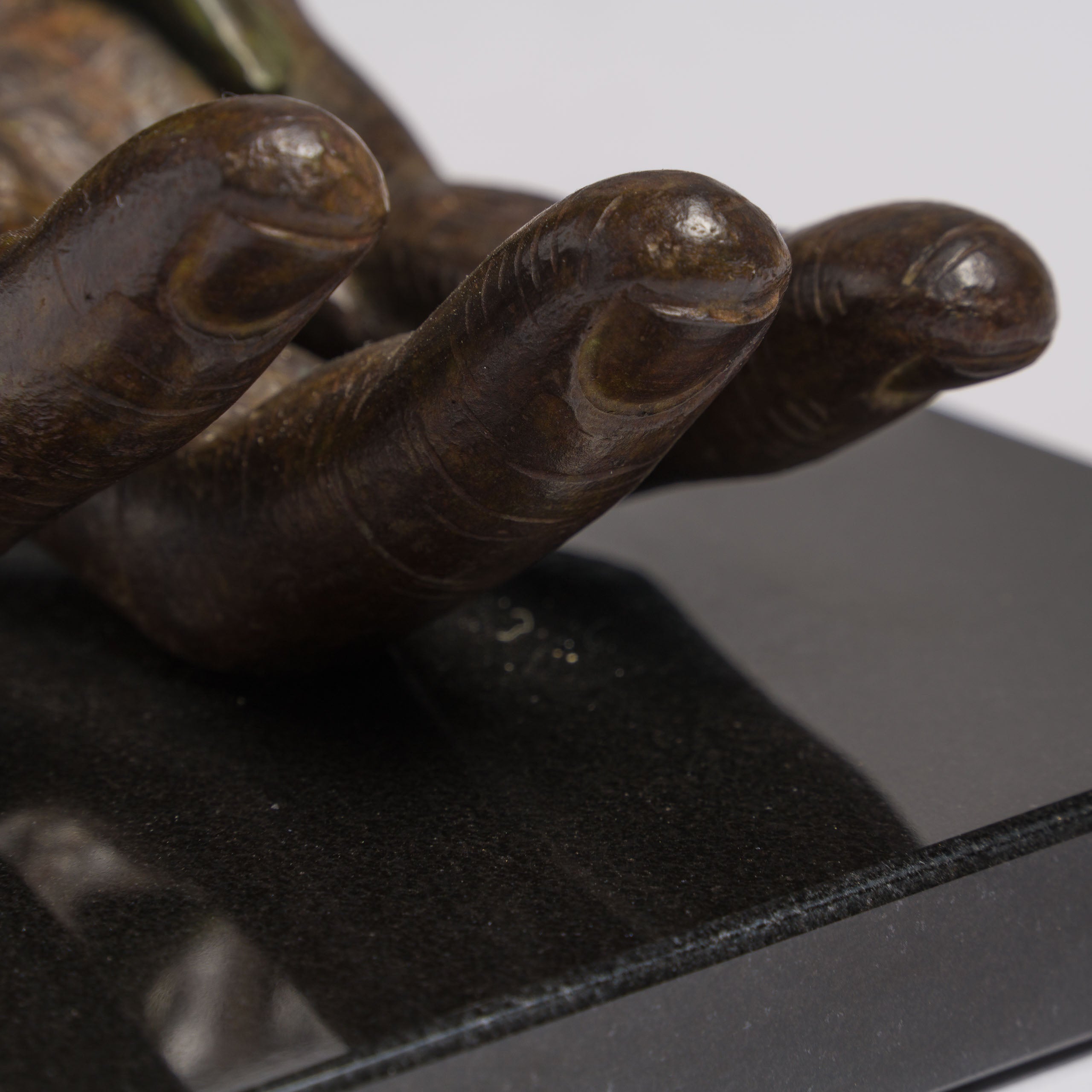 LQU SCU POR 95339 THE HAND OF GOD (BRONZE) (40CM) 9 