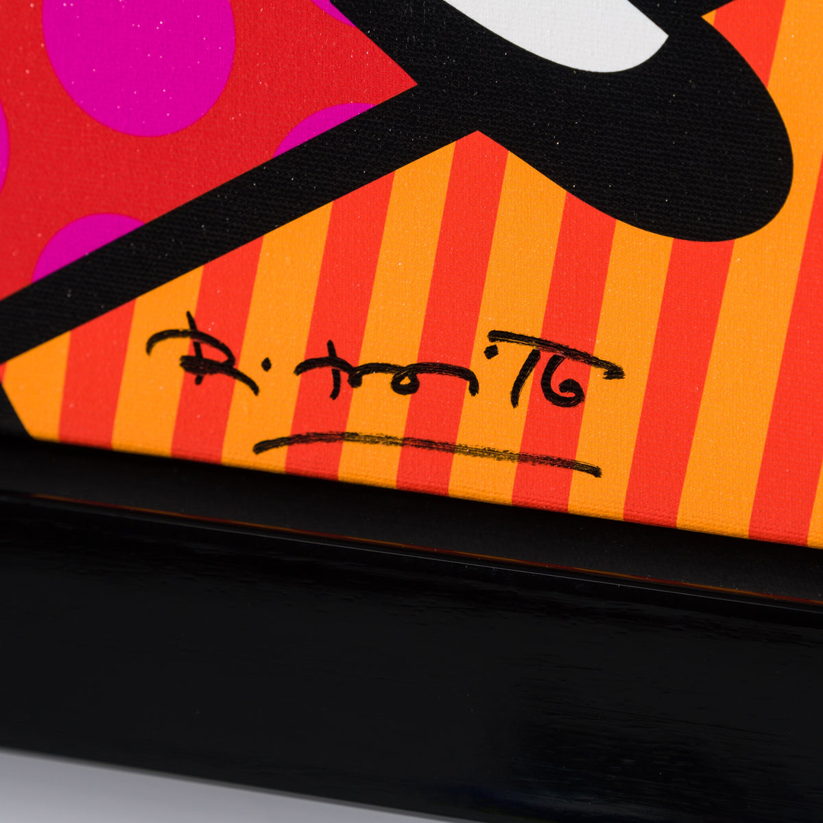 RBR SLE HUM 18243 5 Big Heart   Hand Embellished 